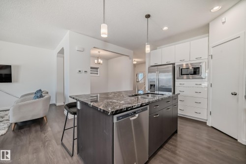 6035 Rosenthal Way, Edmonton, AB - Indoor Photo Showing Kitchen With Double Sink With Upgraded Kitchen