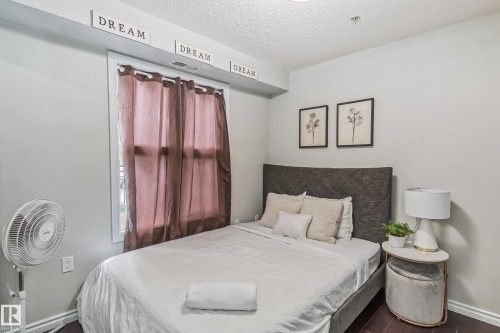 115 10118 106 Avenue, Edmonton, AB - Indoor Photo Showing Bedroom