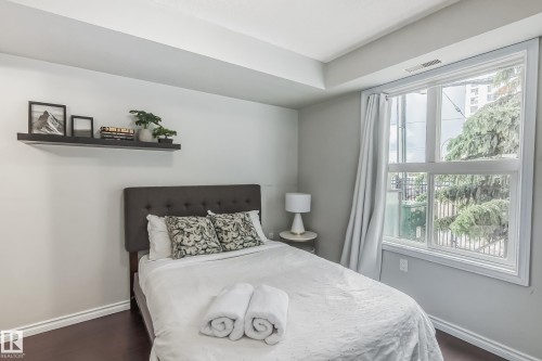 115 10118 106 Avenue, Edmonton, AB - Indoor Photo Showing Bedroom
