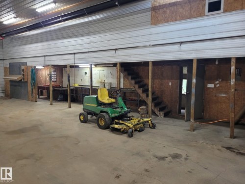 Sw;5;70;20 West Of 4, Calling Lake, AB - Indoor Photo Showing Garage