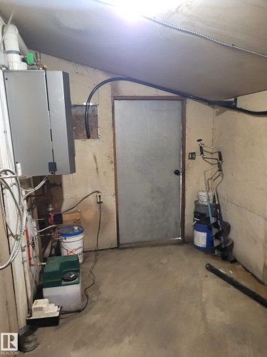 Sw;5;70;20 West Of 4, Calling Lake, AB - Indoor Photo Showing Garage