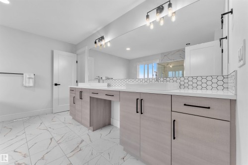 2029 13A Avenue, Edmonton, AB - Indoor Photo Showing Bathroom