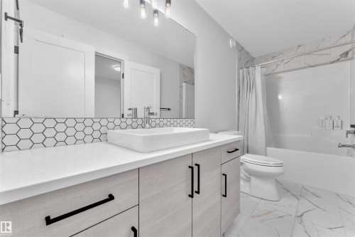 2029 13A Avenue, Edmonton, AB - Indoor Photo Showing Bathroom