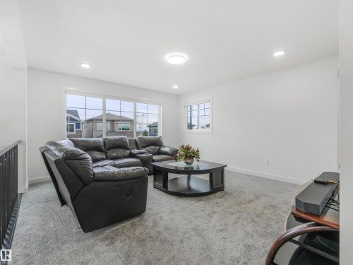 1581 Howes Place, Edmonton, AB - Indoor Photo Showing Living Room