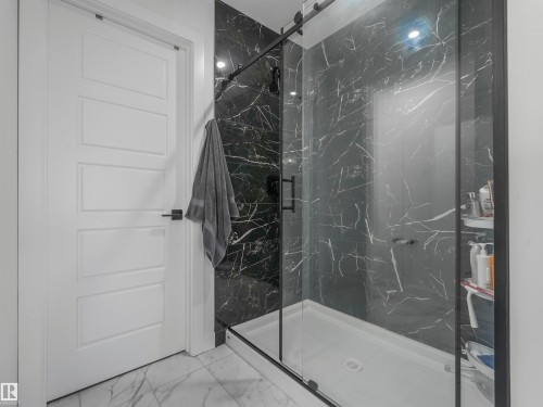 1581 Howes Place, Edmonton, AB - Indoor Photo Showing Bathroom