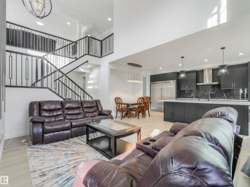 1581 Howes Place, Edmonton, AB - Indoor Photo Showing Living Room