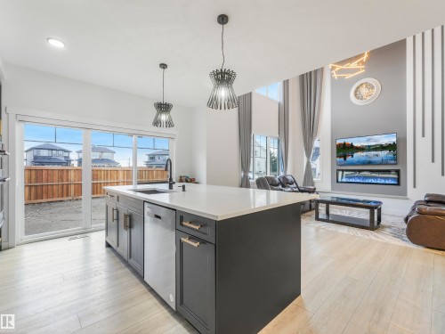 1581 Howes Place, Edmonton, AB - Indoor Photo Showing Kitchen With Upgraded Kitchen