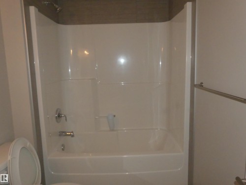 628 Ortona Way Nw, Edmonton, AB - Indoor Photo Showing Bathroom