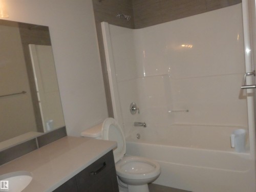 628 Ortona Way Nw, Edmonton, AB - Indoor Photo Showing Bathroom