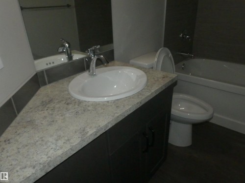628 Ortona Way Nw, Edmonton, AB - Indoor Photo Showing Bathroom