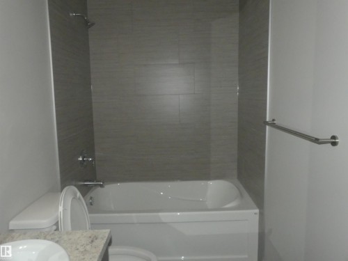 628 Ortona Way Nw, Edmonton, AB - Indoor Photo Showing Bathroom