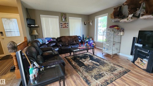 5101 58 Avenue, Elk Point, AB - Indoor Photo Showing Living Room
