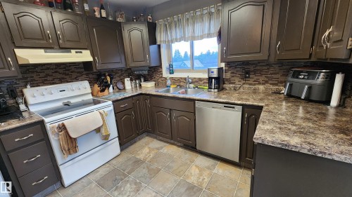 5101 58 Avenue, Elk Point, AB - Indoor Photo Showing Kitchen With Double Sink