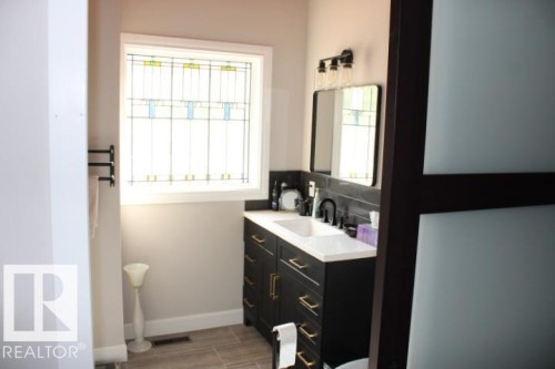 28 Silver Beach, Rural Wetaskiwin County, AB - Indoor Photo Showing Bathroom