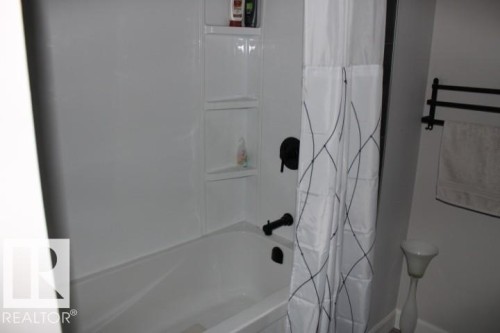 28 Silver Beach, Rural Wetaskiwin County, AB - Indoor Photo Showing Bathroom