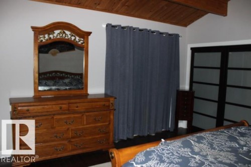 28 Silver Beach, Rural Wetaskiwin County, AB - Indoor Photo Showing Bedroom