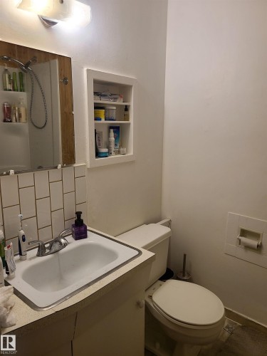 10115 83 Avenue Nw, Edmonton, AB - Indoor Photo Showing Bathroom