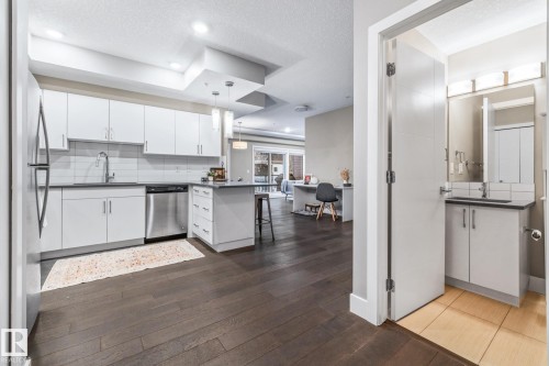203 10006 83 Ave, Edmonton, AB - Indoor Photo Showing Kitchen With Upgraded Kitchen