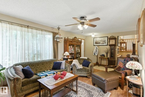 9608 98A Street, Morinville, AB - Indoor Photo Showing Living Room