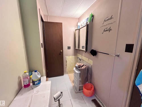 3260 Calling Lake Drive, Calling Lake, AB - Indoor Photo Showing Other Room