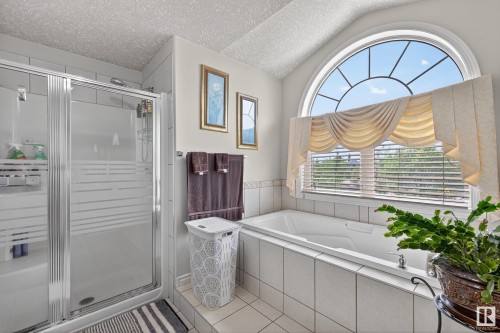 10671 180 Avenue, Edmonton, AB - Indoor Photo Showing Bathroom