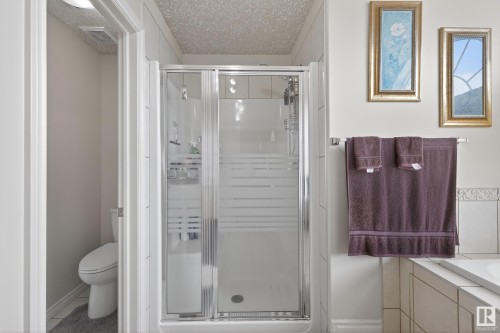 10671 180 Avenue, Edmonton, AB - Indoor Photo Showing Bathroom