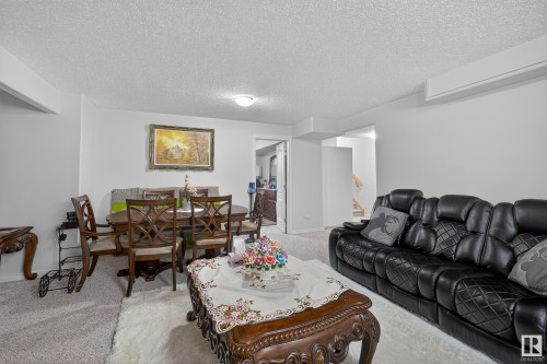 10671 180 Avenue, Edmonton, AB - Indoor Photo Showing Living Room