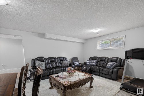 10671 180 Avenue, Edmonton, AB - Indoor Photo Showing Living Room
