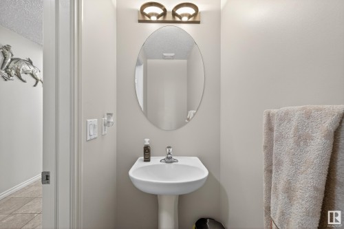 10671 180 Avenue, Edmonton, AB - Indoor Photo Showing Bathroom