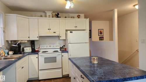 5122 59 Avenue, Elk Point, AB - Indoor Photo Showing Kitchen With Double Sink