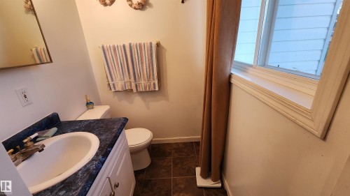 5122 59 Avenue, Elk Point, AB - Indoor Photo Showing Bathroom