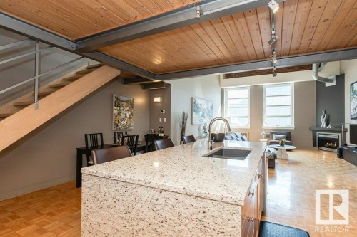 203 10009 102 Avenue, Edmonton, AB - Indoor Photo Showing Kitchen