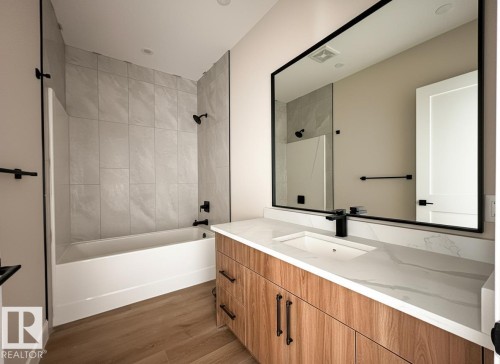 14807 98 Avenue, Edmonton, AB - Indoor Photo Showing Bathroom