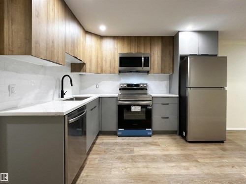 14807 98 Avenue, Edmonton, AB - Indoor Photo Showing Kitchen