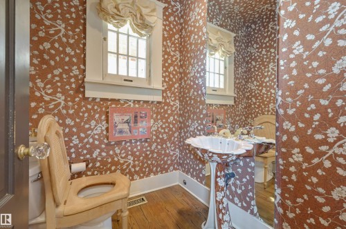 10226 Connaught Drive, Edmonton, AB - Indoor