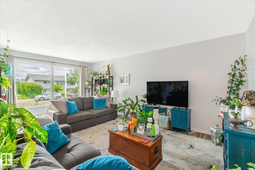 8612 141 Avenue Nw, Edmonton, AB - Indoor Photo Showing Living Room