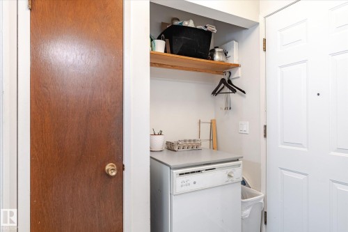 8612 141 Avenue Nw, Edmonton, AB - Indoor