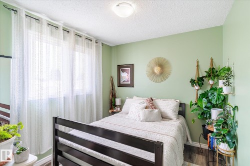 8612 141 Avenue Nw, Edmonton, AB - Indoor Photo Showing Bedroom
