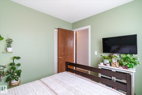 8612 141 Avenue Nw, Edmonton, AB - Indoor Photo Showing Bedroom