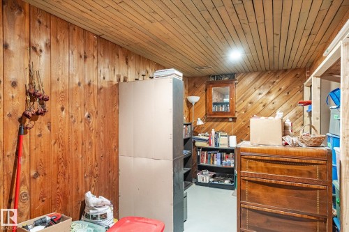 8612 141 Avenue Nw, Edmonton, AB - Indoor