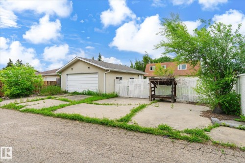 8612 141 Avenue Nw, Edmonton, AB - Outdoor