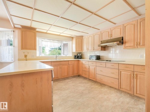 1820 Bearspaw Drive W, Edmonton, AB - Indoor Photo Showing Kitchen