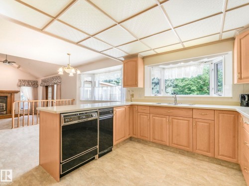 1820 Bearspaw Drive W, Edmonton, AB - Indoor Photo Showing Kitchen