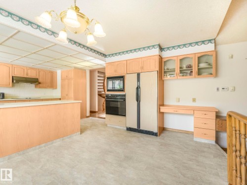 1820 Bearspaw Drive W, Edmonton, AB - Indoor Photo Showing Kitchen