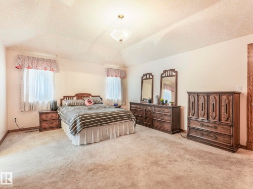 1820 Bearspaw Drive W, Edmonton, AB - Indoor Photo Showing Bedroom