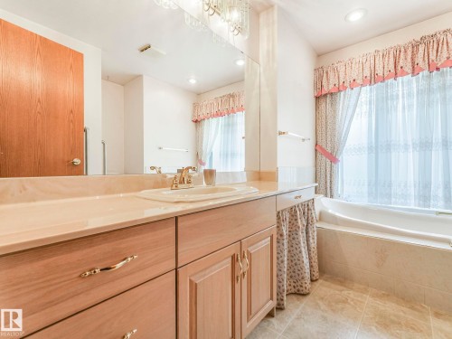 1820 Bearspaw Drive W, Edmonton, AB - Indoor Photo Showing Bathroom