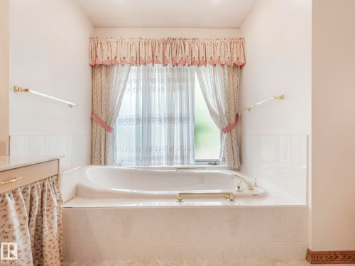 1820 Bearspaw Drive W, Edmonton, AB - Indoor Photo Showing Bathroom