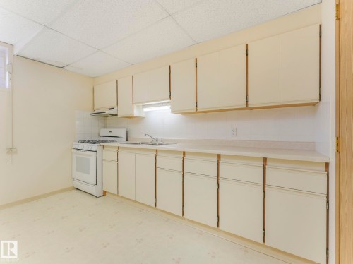 1820 Bearspaw Drive W, Edmonton, AB - Indoor Photo Showing Kitchen