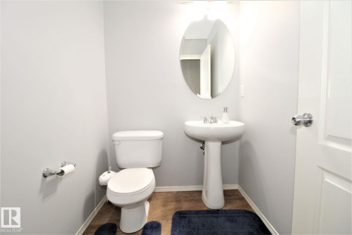 1218 37 Avenue Nw, Edmonton, AB - Indoor Photo Showing Bathroom