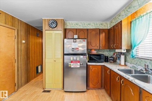 5240 53 Avenue, Wabamun, AB - Indoor Photo Showing Kitchen With Double Sink